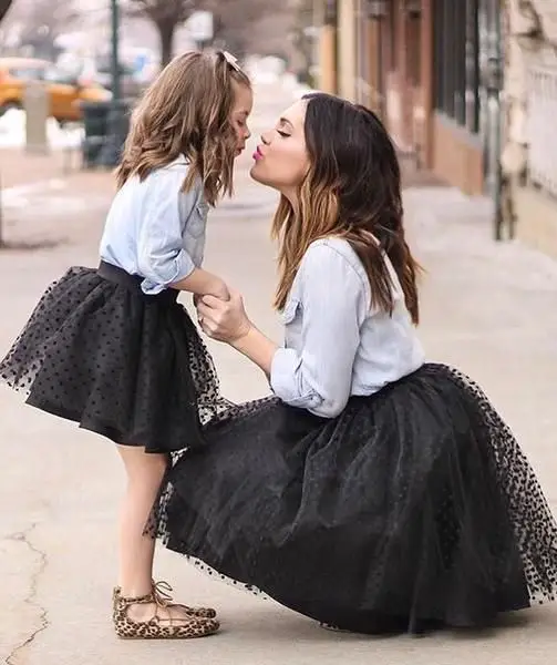 Tal mãe, tal filha: 50 looks de mãe e filha vestidas iguais 
