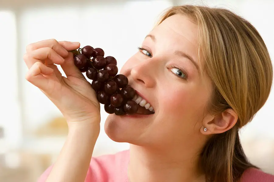 Девушка есть виноград. Человек ест виноград. Кушать виноград. Девушка кушает виноград. Фотосессия с виноградом.