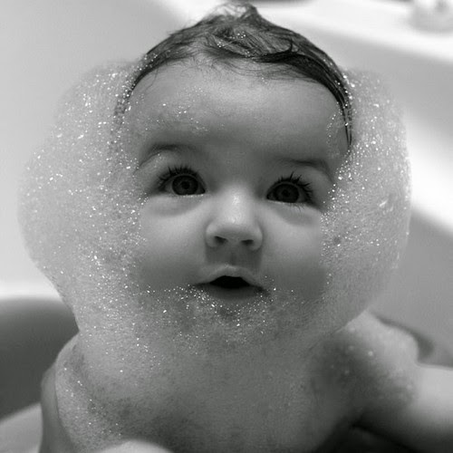 Bebê com espuma no rosto