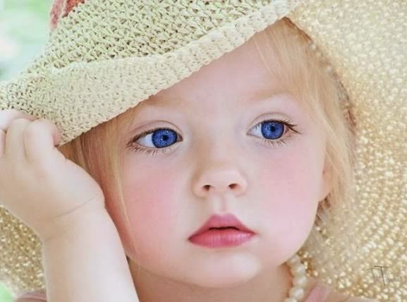 Bebê de olho azul com chapéu 