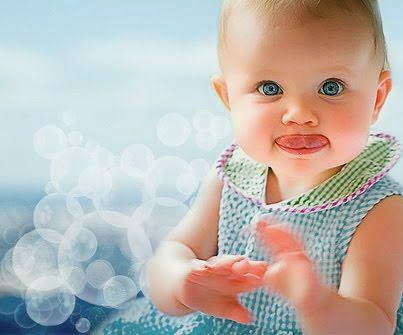 Bebê com bolhas de sabão