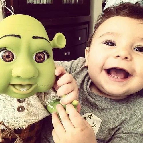 Bebê brincando com o Shrek