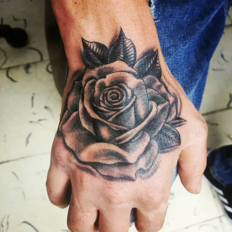 tatuagem de rosa na mão
