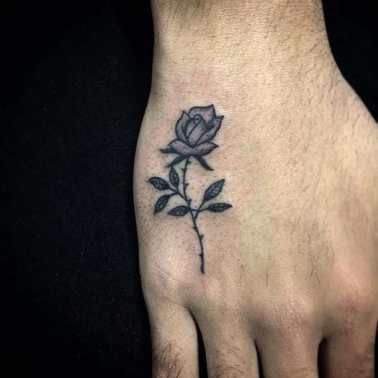 tatuagem de rosa na mão