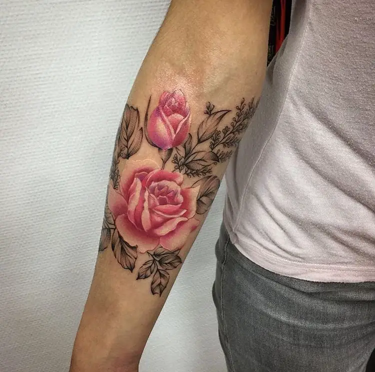 tatuagem de rosa no antebraço