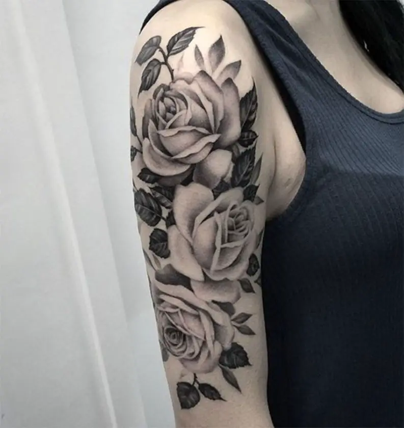 tatuagem de rosa no braço 
