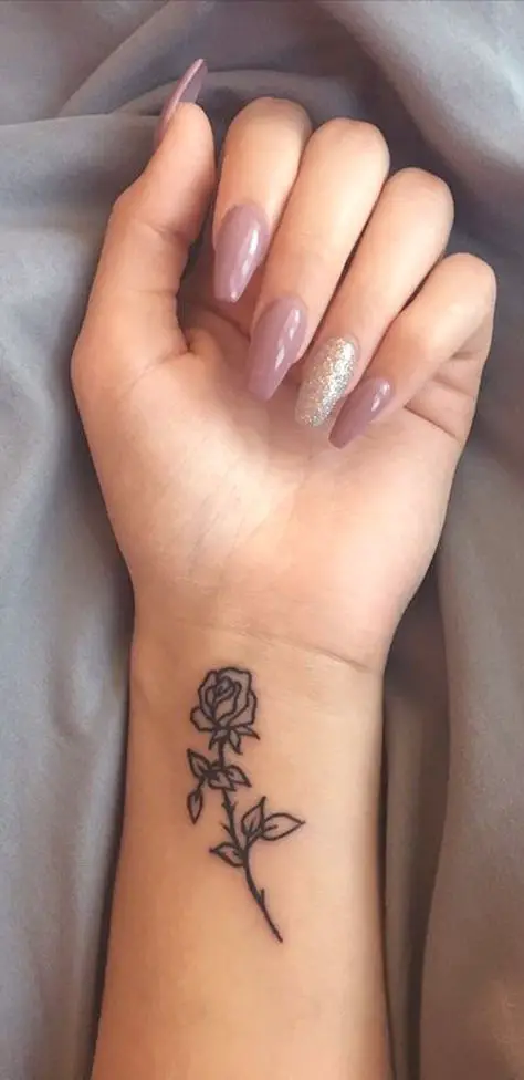 tatuagem de rosa no pulso