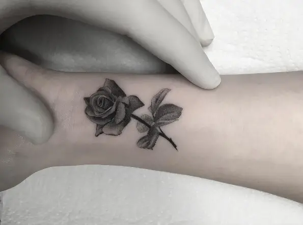 tatuagem de rosa no pulso