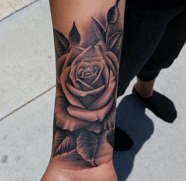 tatuagem de rosa no pulso