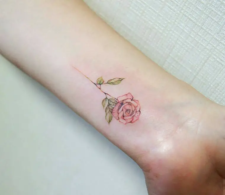 tatuagem de rosa no pulso