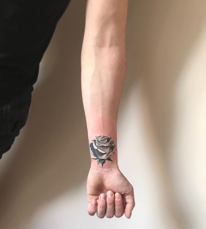 tatuagem de rosa no pulso