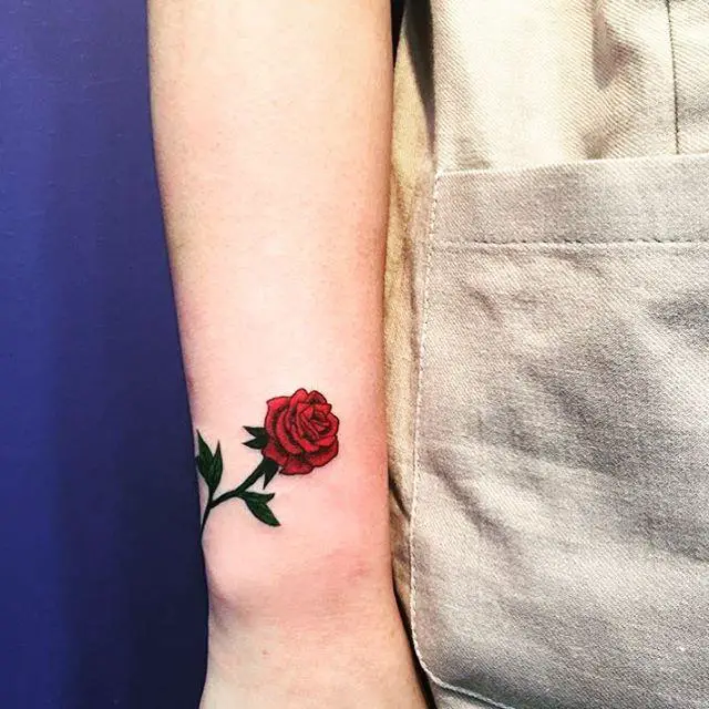 tatuagem de rosa no pulso