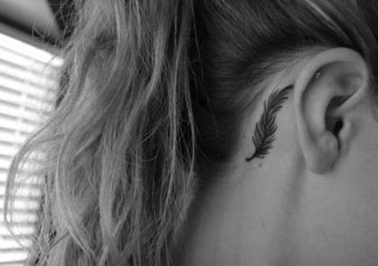 tatuagem atrás da orelha de pena