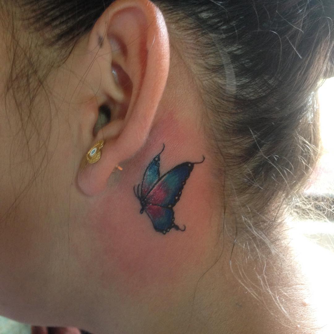 tatuagem-atras-da-orelha-de-borboletas-