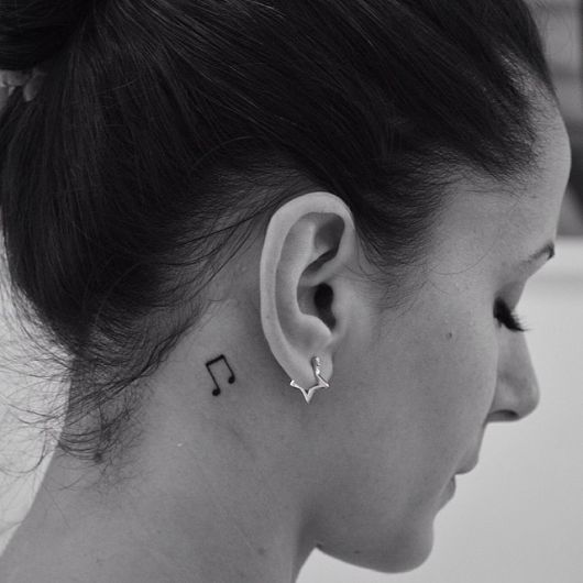 Tatuagem atrás da orelha delicada
