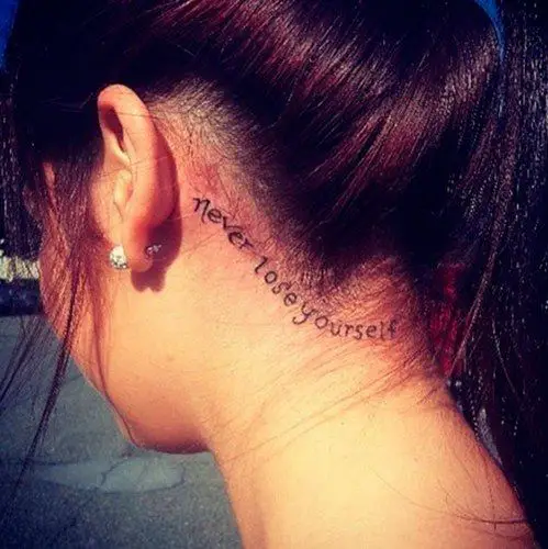 Tatuagem atrás da orelha escrita