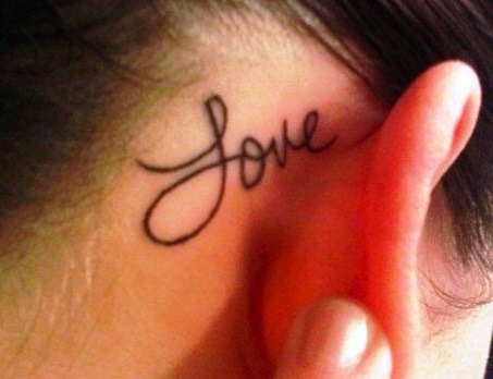 Tatuagem atrás da orelha escrita