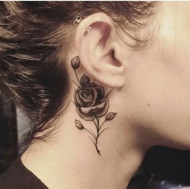 tatuagem atrás da orelha de flor