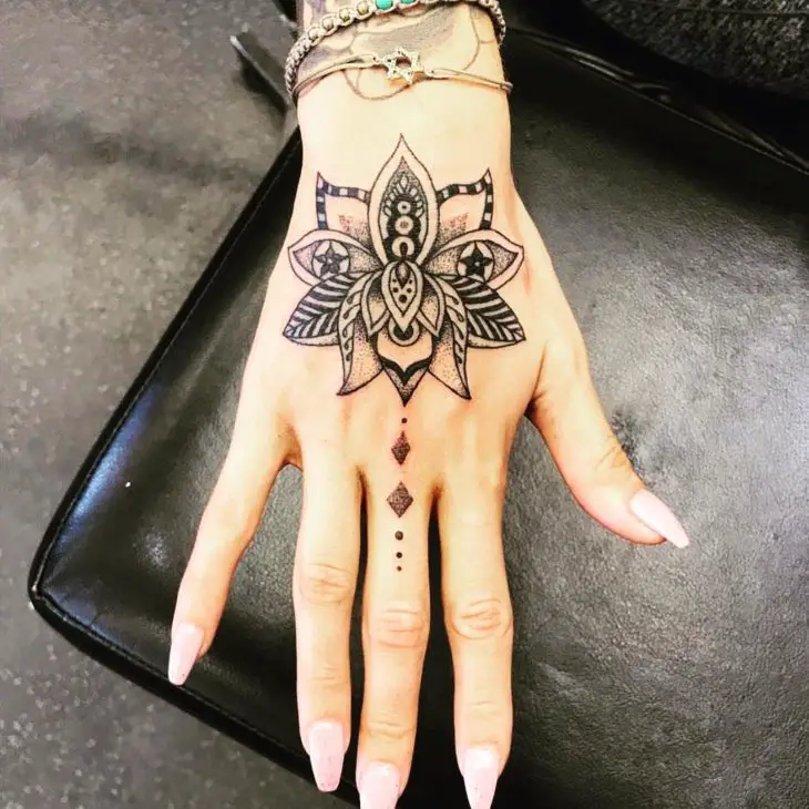 Tatuagem flor de lótus preta na mão