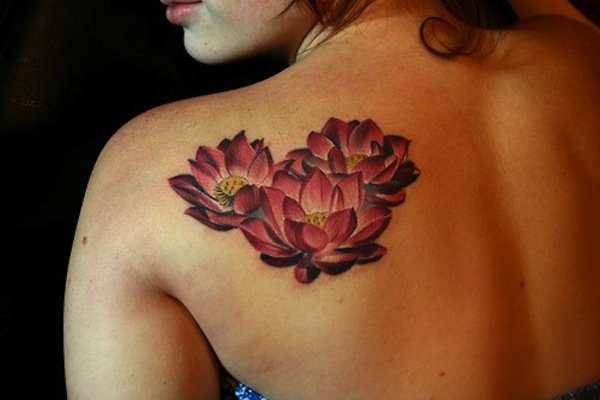 Tatuagem flor de lótus colorida no ombro