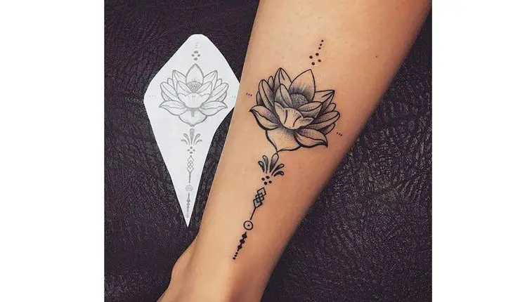 tatuagem flor de lótus no braço