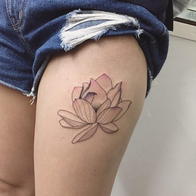 Tatuagem flor de lótus na coxa