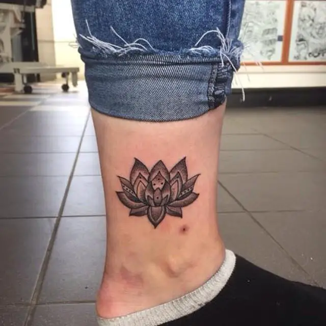 Tatuagem flor de lótus na coxa