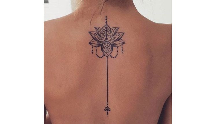 Tatuagem flor de lótus nas costas