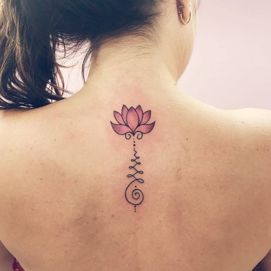 Tatuagem flor de lótus nas costas