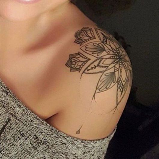 Tatuagem flor de lótus no ombro