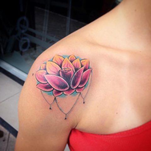 Tatuagem flor de lótus no ombro