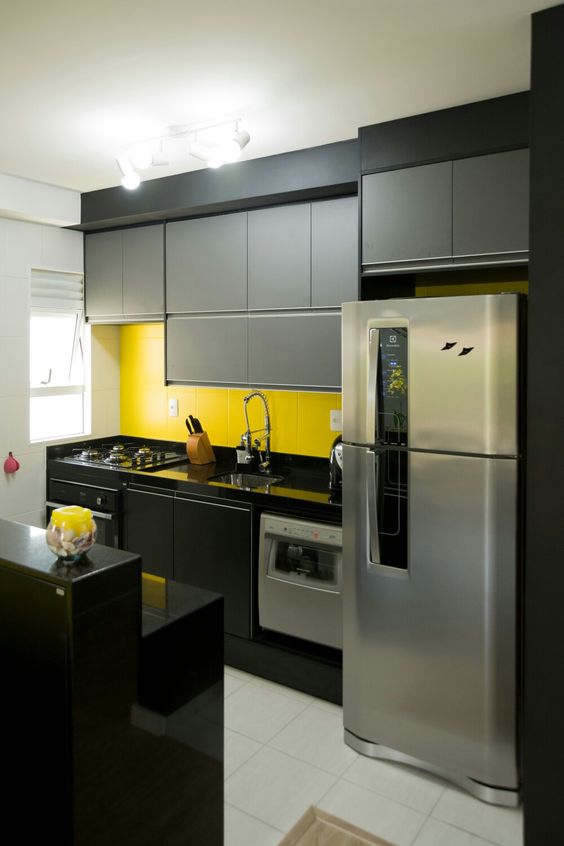 Cozinha amarela com paredes brancas e detalhes pretos