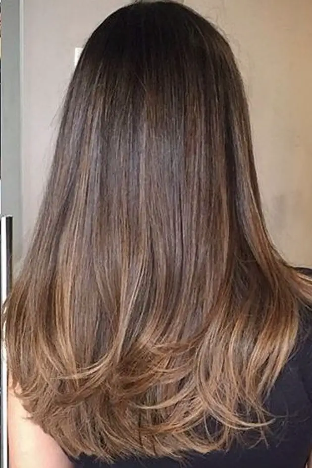 Morena iluminada cabelo liso