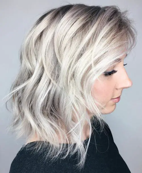 Long bob com camadas platinado