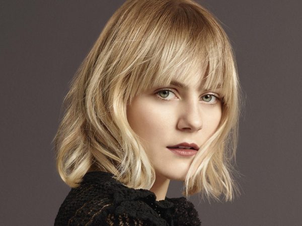 Cabelo loiro long bob com franja