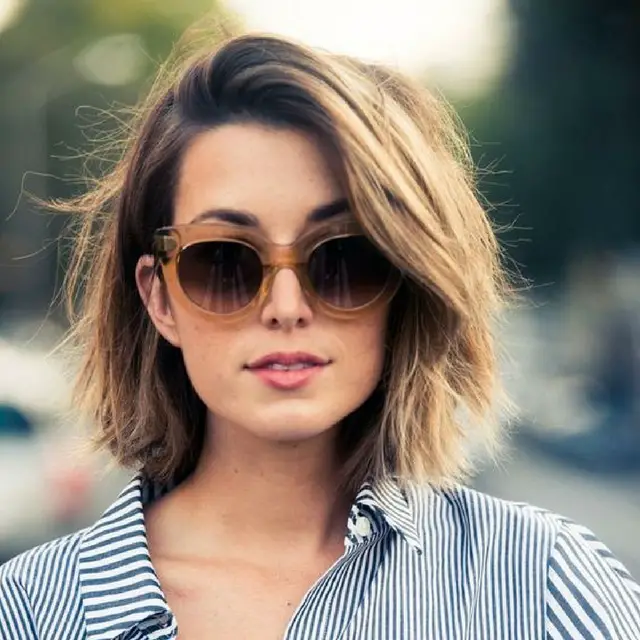 mulher de óculos com Cabelo long bob