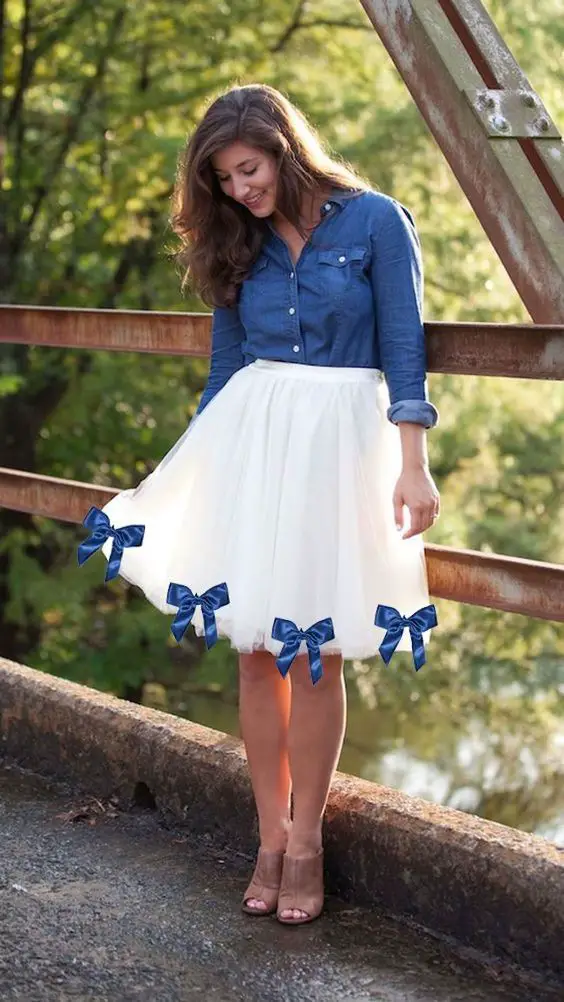 vesta junina skirt made with white tulle and decorated with blue bows