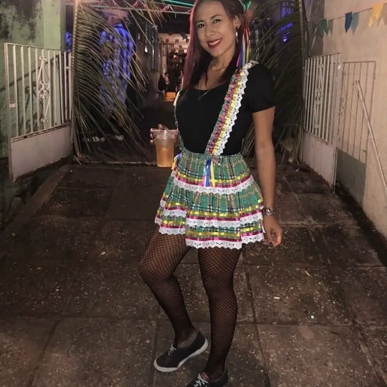 vestido de festa junina com suspensório verde com babado