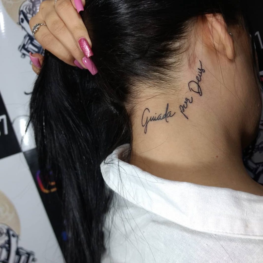 Tatuagem na nuca: 35 inspirações para você escolher