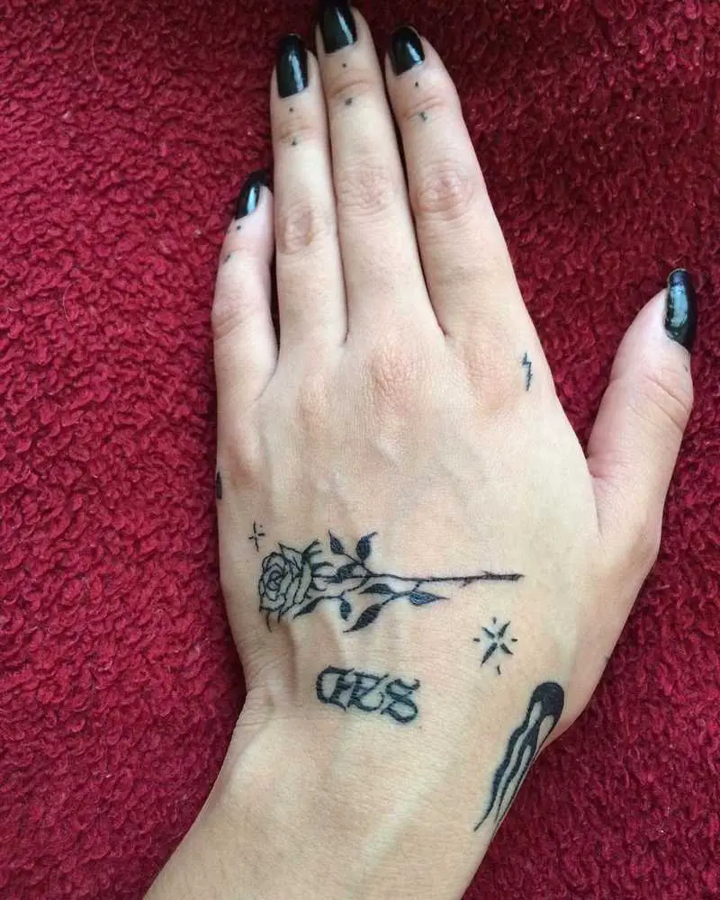 Tatuagem na mão feminina: 64 Inspirações que nunca saem de moda
