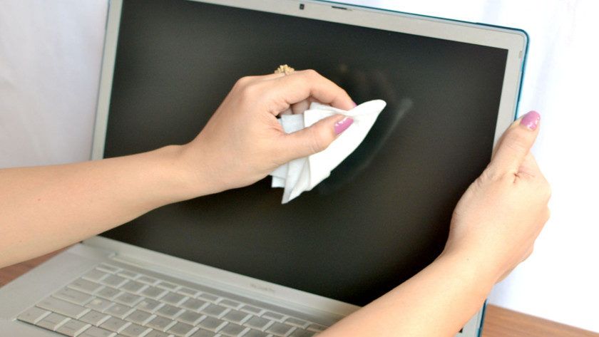 Como limpar tela de notebook com produtos caseiros 
