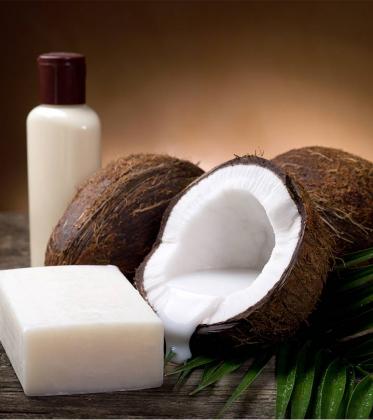 Sabão de coco no rosto, pele e cabelo: Principais benefícios