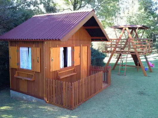 Casinha de Boneca de Madeira