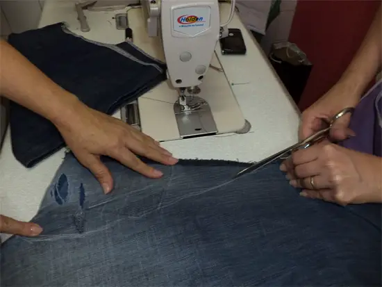 Como fazer remendo em calça jeans rasgada entre as pernas