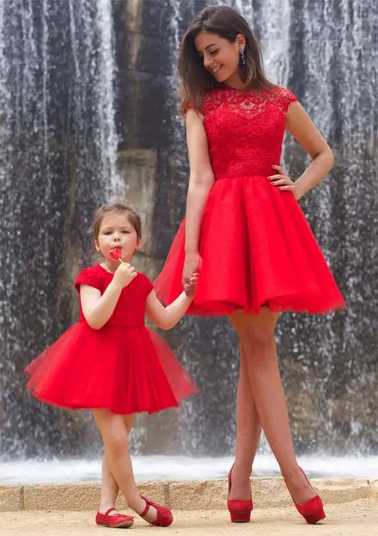 Tal mãe, tal filha: 50 looks de mãe e filha vestidas iguais 