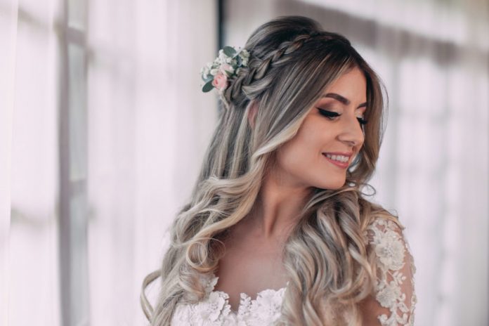 53 Penteados para Noivas Cabelo Solto com tiara e véu