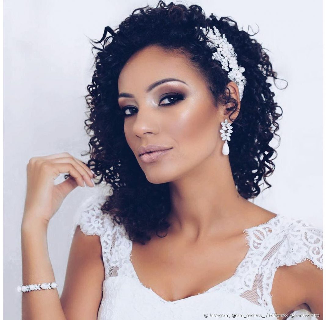 53 Penteados para Noivas Cabelo Solto com tiara e véu