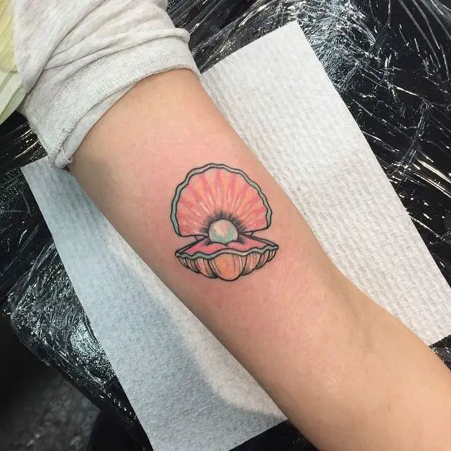 tatuagem de concha no braço