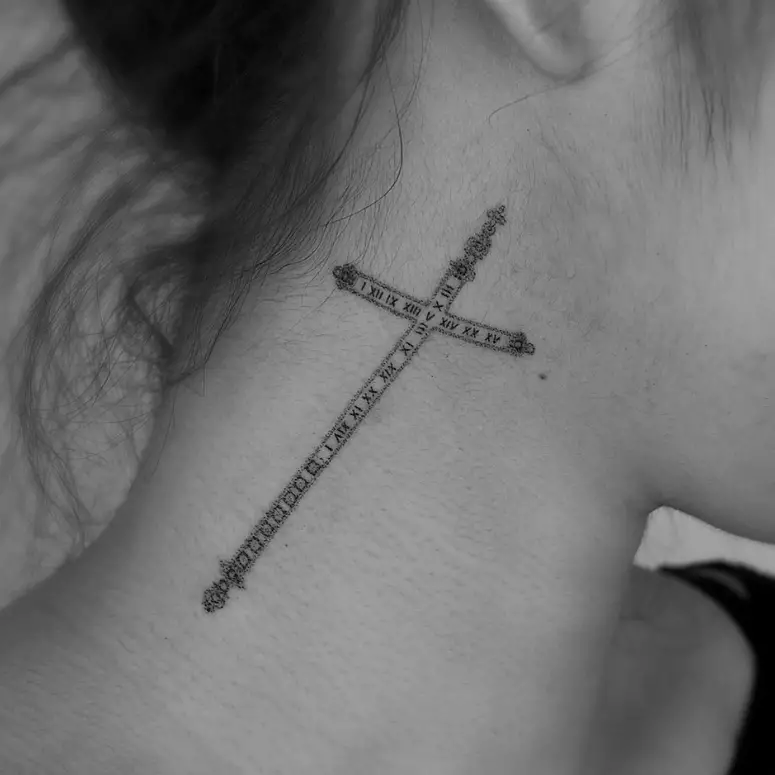Tatuagem de Cruz no Pescoço