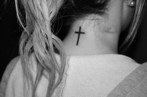 Tatuagem de Cruz no Pescoço